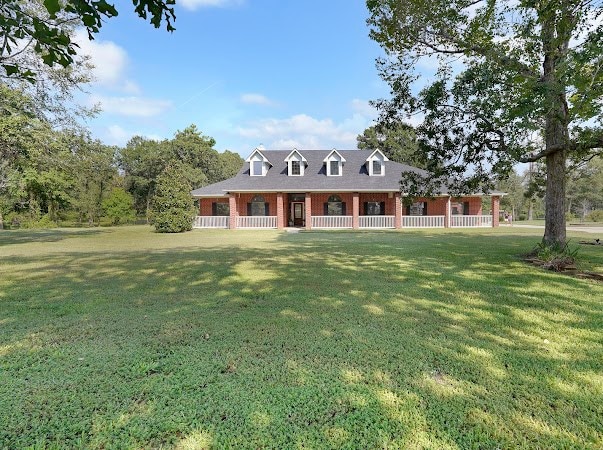 view of front of house featuring a front lawn