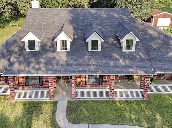 view of front of property featuring a front yard