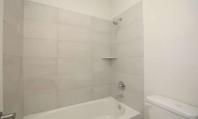 bathroom with toilet and tiled shower / bath