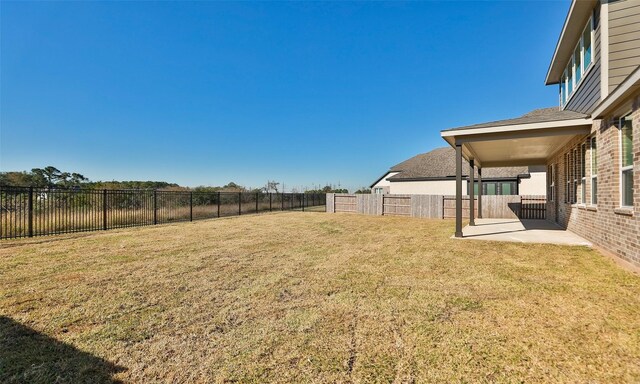 view of yard featuring a patio area