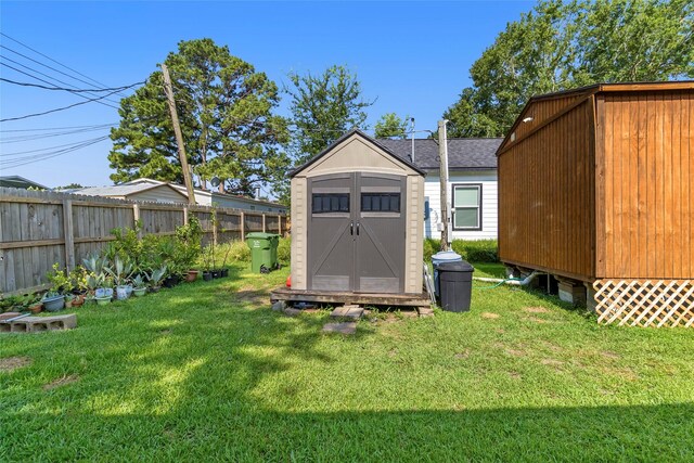 view of yard featuring a storage shed