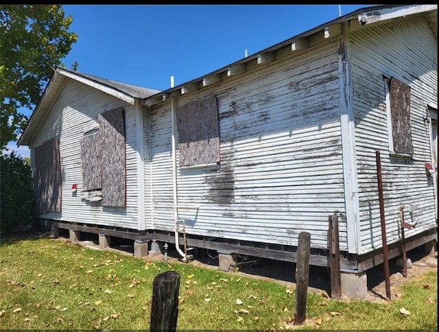 view of side of property with a lawn