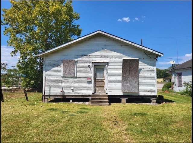 back of house featuring a lawn