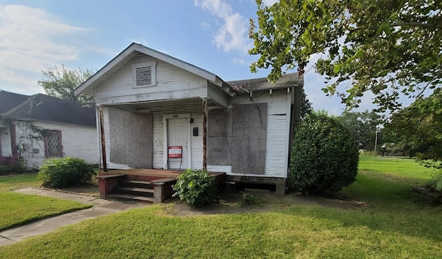 view of front of property with a front lawn