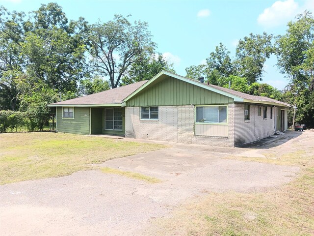 single story home featuring a front yard