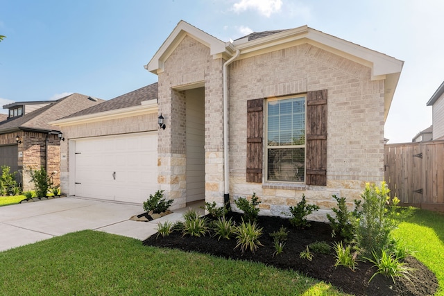 view of front facade with a front yard