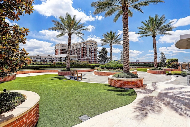 view of property's community featuring a lawn