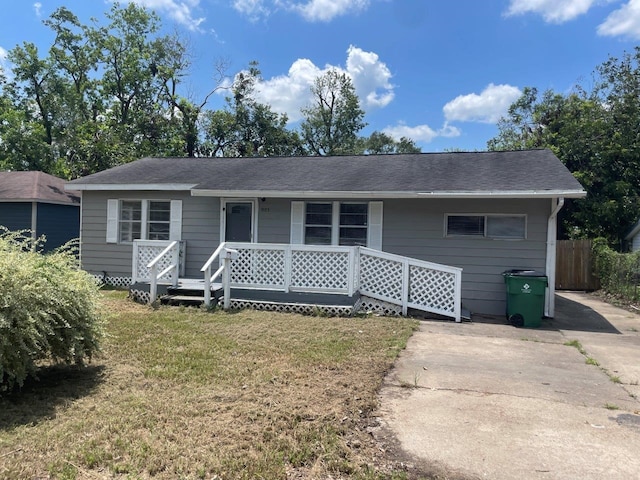 single story home with a front lawn