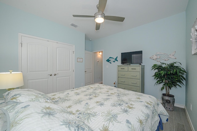 bedroom featuring baseboards, visible vents, a ceiling fan, light wood-style floors, and a closet