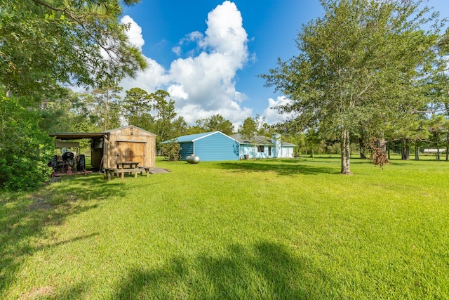 view of yard featuring an outbuilding