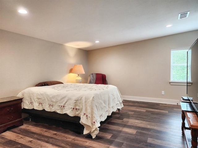 bedroom with dark wood-style floors, baseboards, visible vents, and recessed lighting