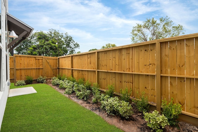 view of yard featuring a fenced backyard