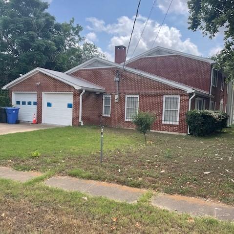 view of front facade featuring a garage and a front yard