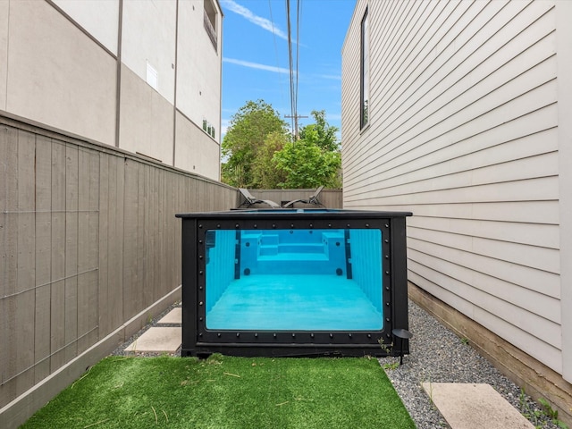 view of yard featuring a pool