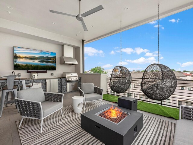 sunroom featuring ceiling fan