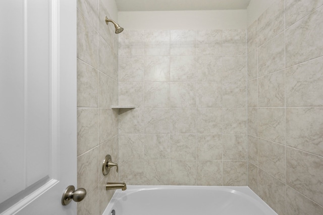 bathroom featuring tiled shower / bath combo