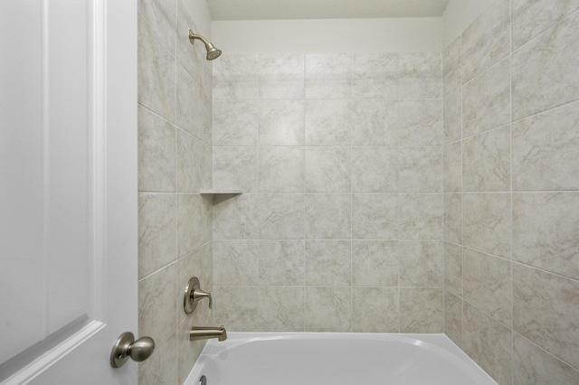 bathroom featuring tiled shower / bath