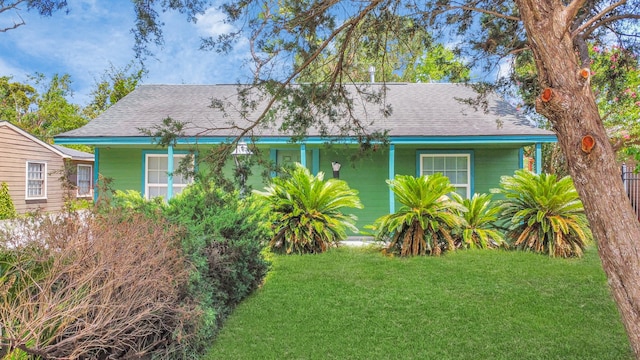 view of front facade with a front yard