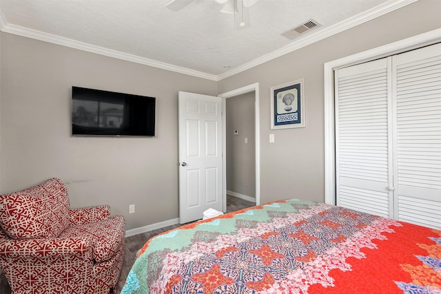 bedroom featuring baseboards, visible vents, a ceiling fan, crown molding, and a closet