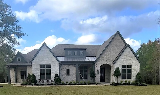 view of front facade with a front yard