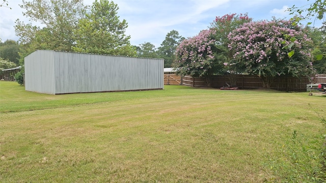 view of yard with an outdoor structure