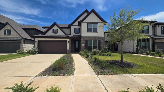 view of front of property featuring a front yard and a garage