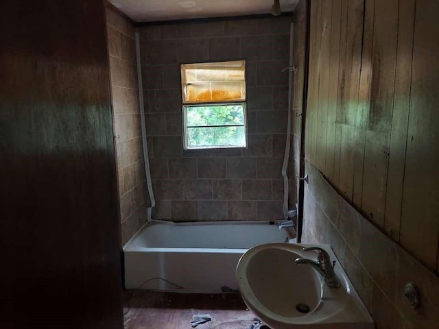 bathroom featuring sink and tiled shower / bath