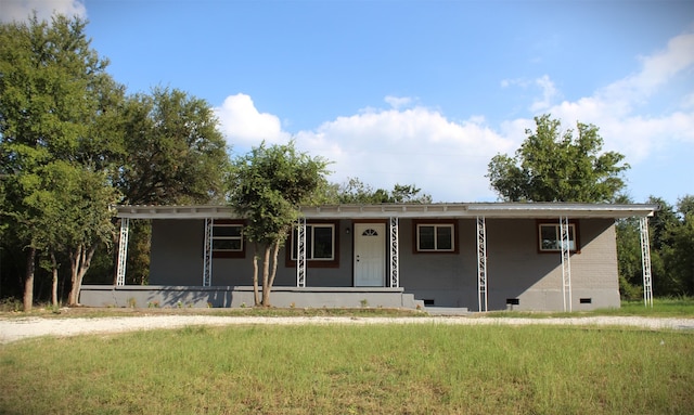 view of front of home with covered porch and a front lawn