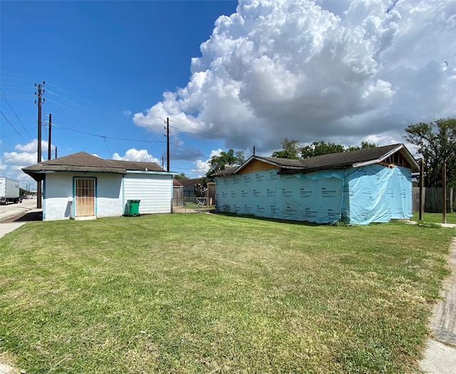 view of yard with an outbuilding