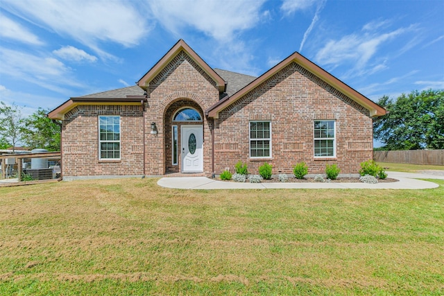 view of front of property featuring a front lawn