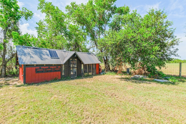 view of yard with an outdoor structure