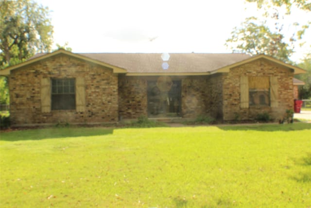 ranch-style home with a front yard