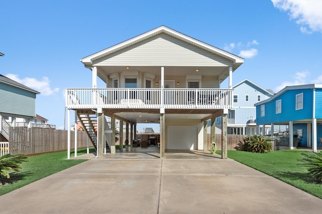 view of front of property featuring a porch, a carport, and a front yard