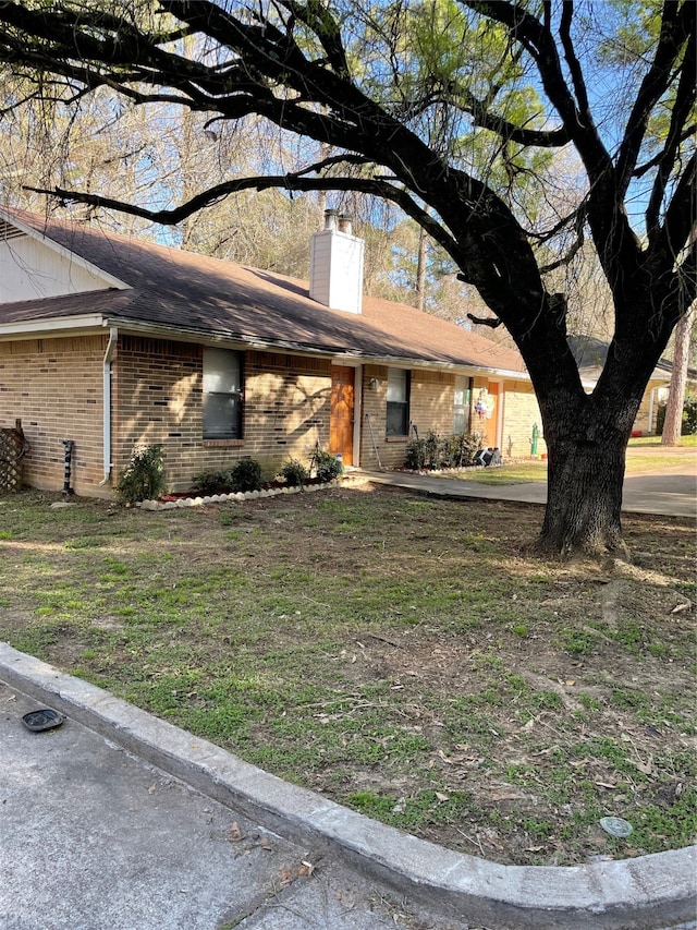 ranch-style house featuring a front lawn