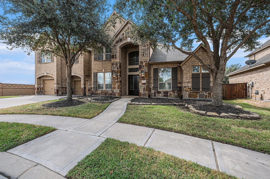 view of front of house featuring a garage and a front yard