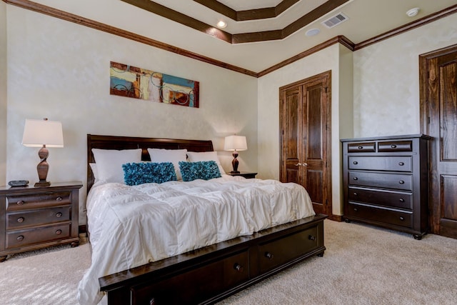 bedroom featuring light carpet, a closet, visible vents, and crown molding