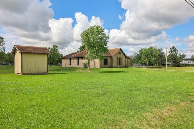 view of yard featuring a storage unit