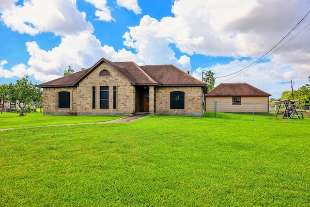 view of front facade featuring a front yard