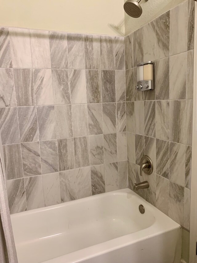 bathroom with tiled shower / bath combo