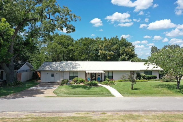 single story home featuring a front yard