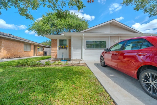 single story home with a front yard