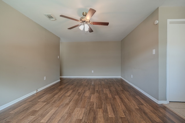 empty room with dark wood-type flooring and ceiling fan