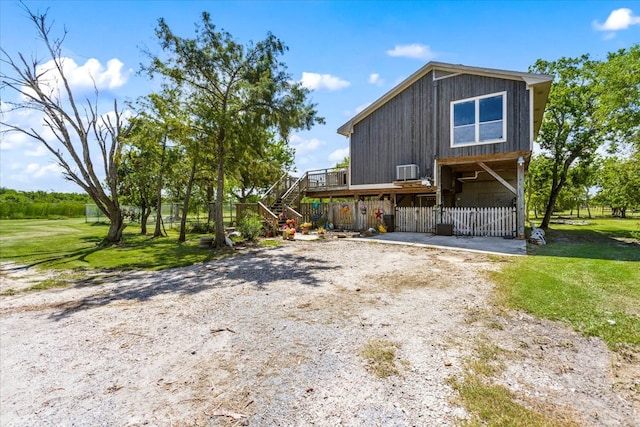 view of front of home with a front yard and a carport