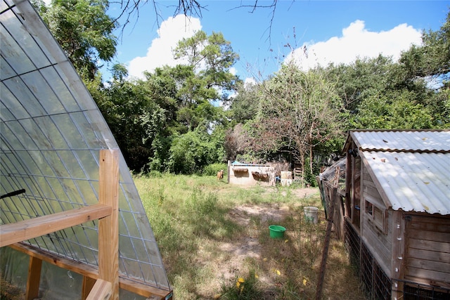 view of yard featuring an outbuilding