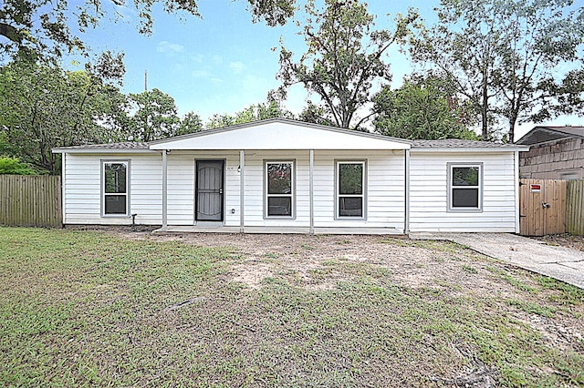 view of front of house featuring a front lawn