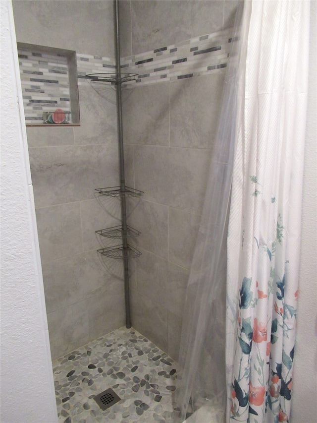 bathroom featuring curtained shower