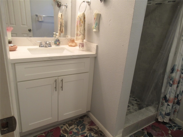 bathroom with a shower with shower curtain and vanity