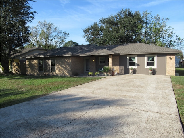 single story home featuring a front lawn