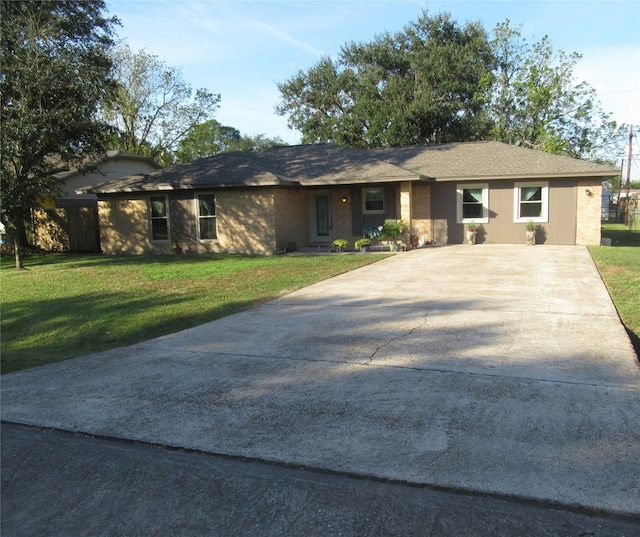 single story home featuring a front lawn