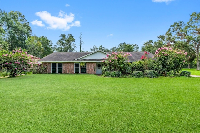 single story home with a front yard